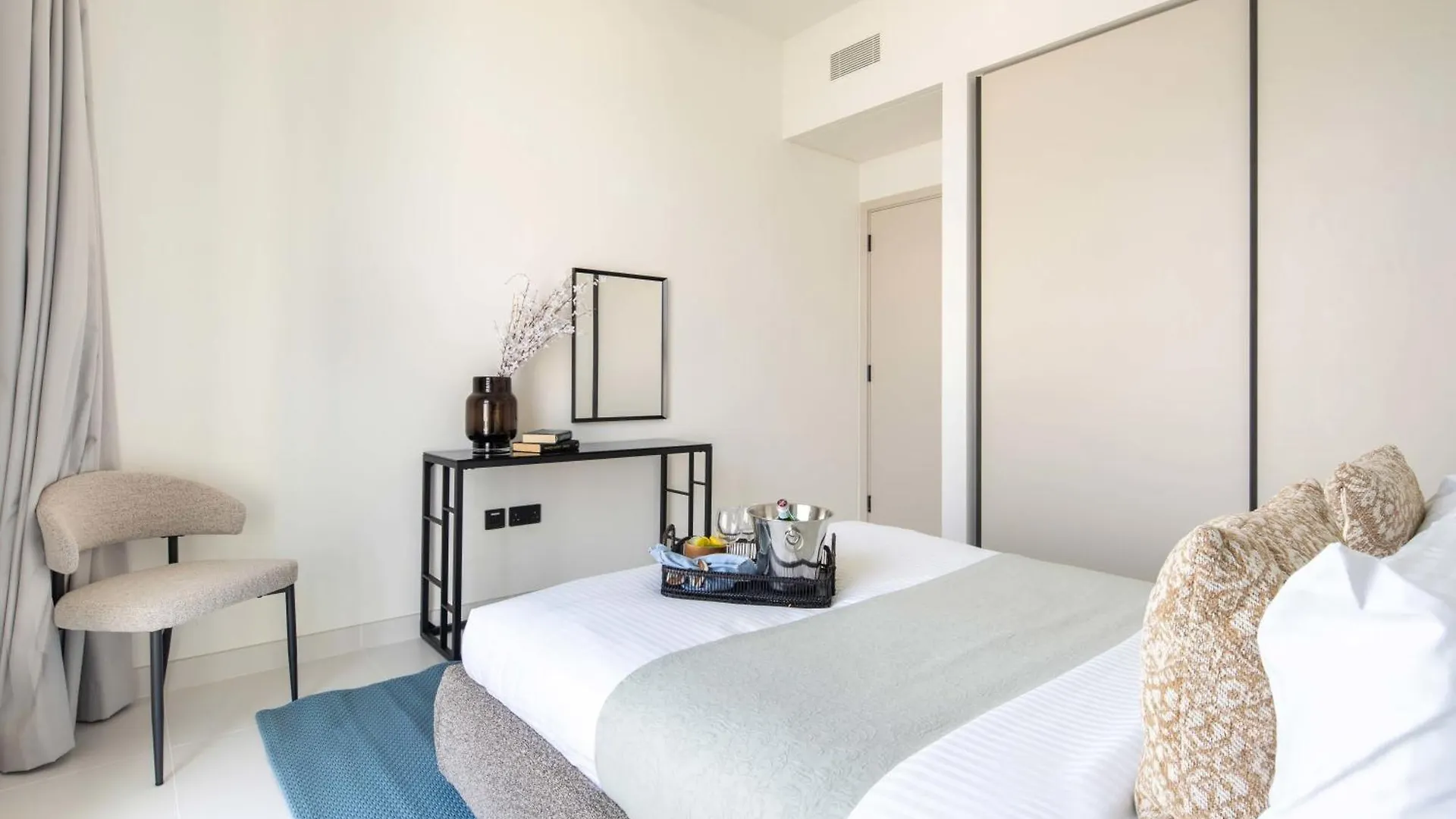 Frank Porter - Marina Vista Tower 2 Dubai Apartment